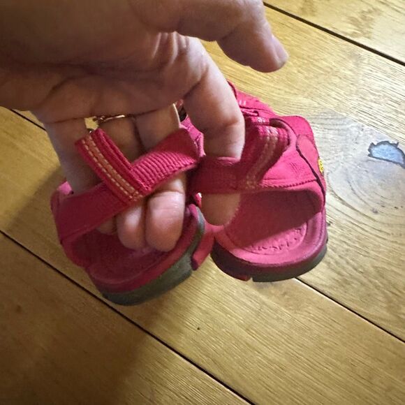 Keen Clearwater CNX Raspberry sandal size 8 - Picture 2 of 5